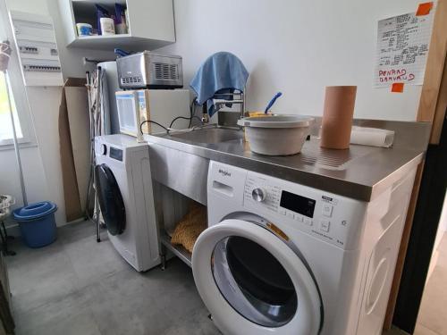 une cuisine avec une machine à laver et un évier dans l'établissement Studio lumineux avec loggia, à 50m de la plage, parking privé, proche commerces et restaurants - FR-1-306-1236, à Saint-Brévin-les-Pins