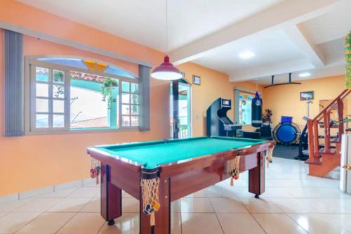 a room with a pool table in a house at Pousada Casa da Cidinha in Extrema