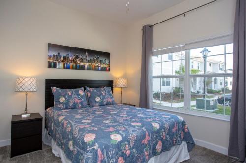 una camera con un letto e una grande finestra di Stunning 5 Bd Home w/ Pool Close to Disney 4822 a Kissimmee