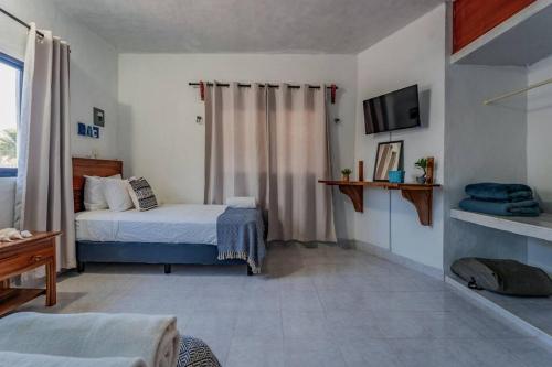 Ένα ή περισσότερα κρεβάτια σε δωμάτιο στο KIN House casa de playa con alberca