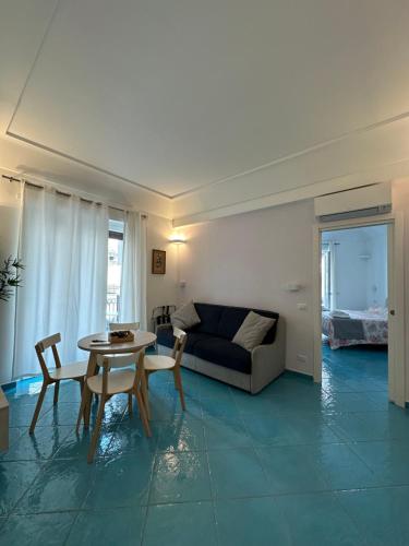 米諾利的住宿－De Riso Apartments Luxury Amalfi Coast，客厅配有沙发和桌椅
