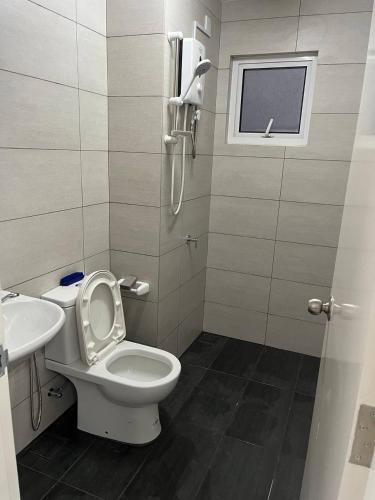 La salle de bains est pourvue de toilettes et d'un lavabo. dans l'établissement B2U Residensi Rimbun Kajang 2 Bedrooms, à Kajang