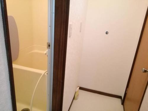 une salle de bain avec douche, toilettes et baignoire dans l'établissement Corpo Marika 0, à Hakodate