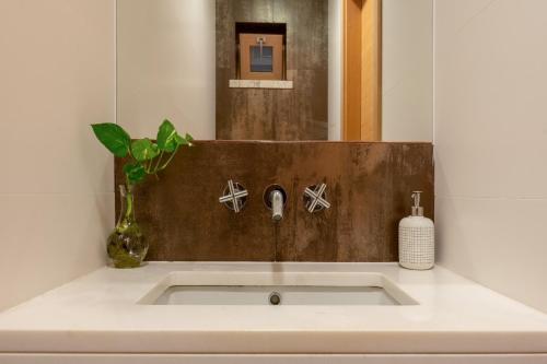umywalka w łazience z umywalką w obiekcie Casa do Fotógrafo w mieście Sintra