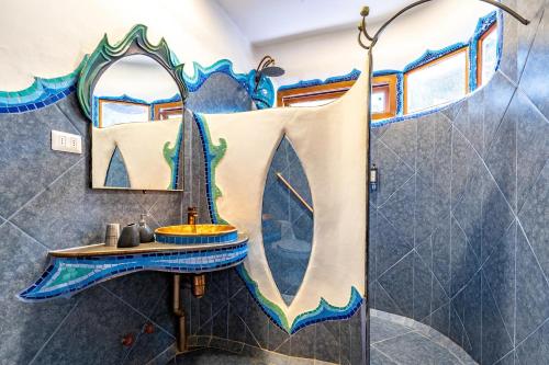 a bathroom with a sink and a mirror at Casa Primal in San José de Maipo