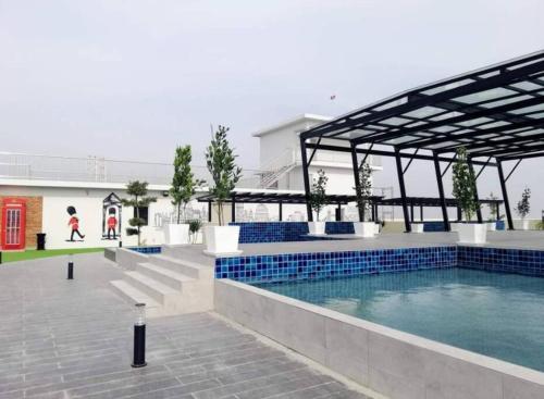 Het zwembad bij of vlak bij Joyful Sitiawan skygarden swimming pool