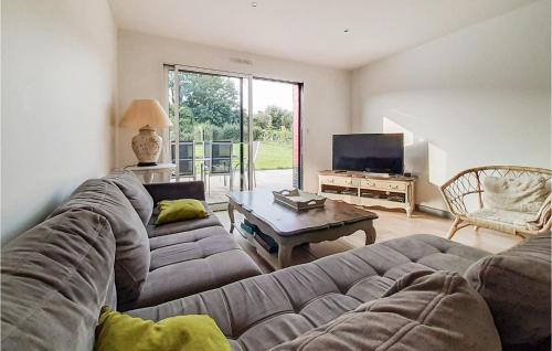 a living room with a couch and a table at Stunning Home In Saint-Denoeux in Saint-Denoeux