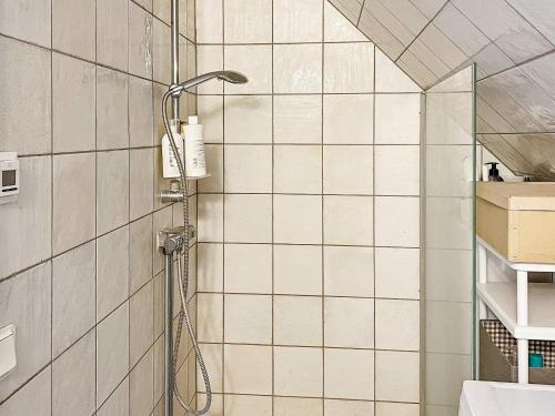 y baño con ducha con cabezal de ducha. en Holiday home Österhaninge, en Västerhaninge