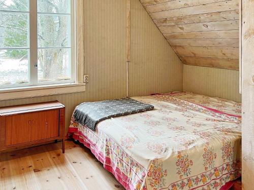 Habitación pequeña con cama y ventana en Holiday home Österhaninge, en Västerhaninge