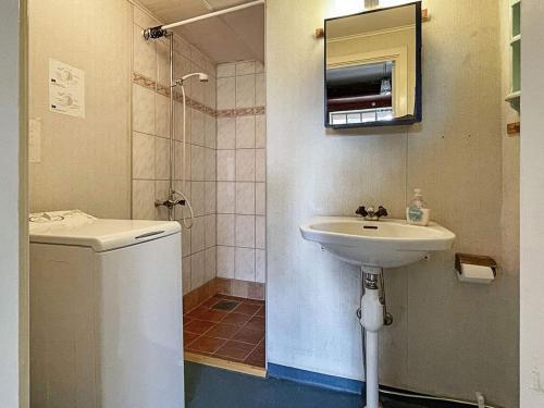 ein Bad mit einem Waschbecken, einer Dusche und einem WC in der Unterkunft Holiday home Ljungbyhed III in Ljungbyhed