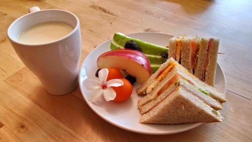a plate of sandwiches and a cup of coffee at 甘丹民宿-三義火車站前 in Sanyi
