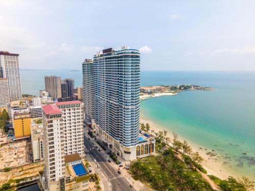 een luchtzicht op een hoog gebouw naast een strand bij Blue Bay International Resort Hotel in Sihanoukville