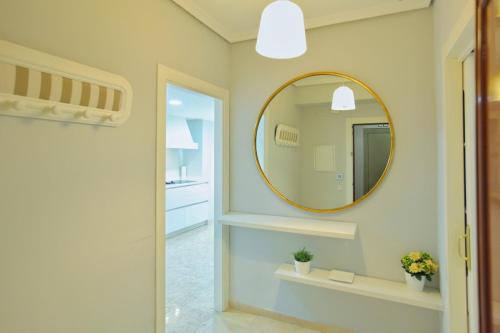 W łazience znajduje się lustro i umywalka. w obiekcie Albéniz w Kordobie