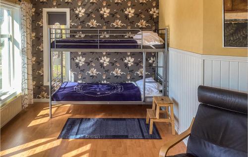 Palanda nebo palandy na pokoji v ubytování Nice Home In Nykvarn With Wifi