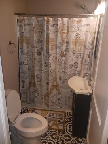 Baño con cortina de ducha con la torre Eiffel en Retreat From The Madness, en Midfield