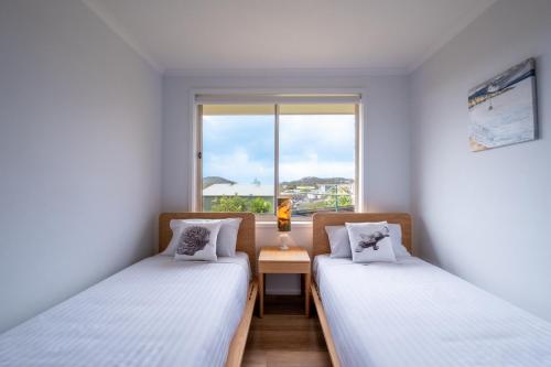 ビチェノにあるIsland Vista - Freycinet Holiday Housesの窓のある部屋にツインベッドが2台