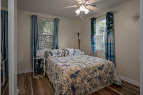 1 dormitorio con 1 cama y ventilador de techo en Ricehope Place en Charleston