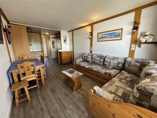 un salon avec un canapé et une table dans l'établissement Grand Appartement 2 Pièces Ski aux Pieds à la Croisette, Menuires, 5 Pers. - FR-1-452-181, aux Menuires