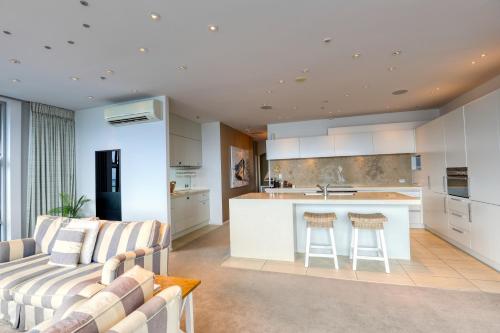 Kuchyň nebo kuchyňský kout v ubytování Marsden Suites Nautilus Orewa