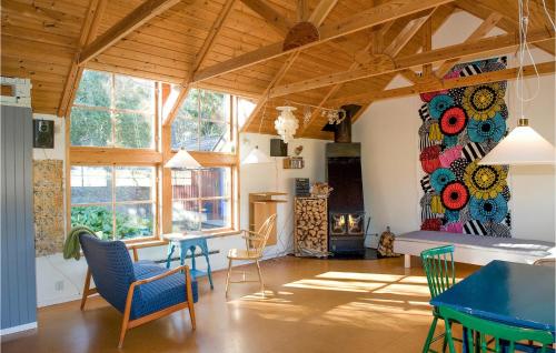 uma grande sala de estar com mesa e cadeiras em Amazing Home In Grisslehamn With Sauna em Grisslehamn