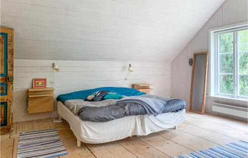 1 dormitorio con 1 cama en la esquina de una habitación en Amazing Home In Grisslehamn With Sauna, en Grisslehamn