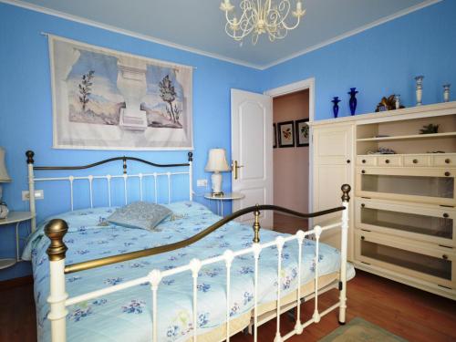 Ένα ή περισσότερα κρεβάτια σε δωμάτιο στο Casa con A/A, piscina, barbacoa, WIFI y a 200m de la playa en Costa Brava - ES-89-77