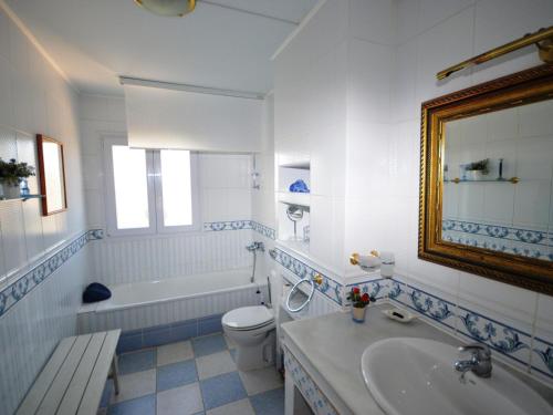 Ένα μπάνιο στο Casa con A/A, piscina, barbacoa, WIFI y a 200m de la playa en Costa Brava - ES-89-77