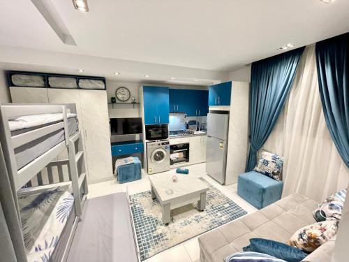 1 dormitorio con armarios azules y 1 litera en Studio House 589-2, en Seis de Octubre