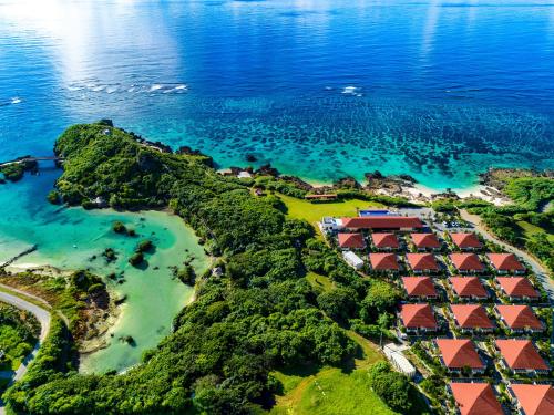 una vista aerea di un resort su un'isola nell'oceano di Allamanda Imgya Coral Village a Miyakojima