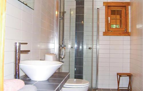 een badkamer met een wastafel, een toilet en een douche bij Beautiful Home In Frgelanda With 3 Bedrooms And Wifi in Muberg
