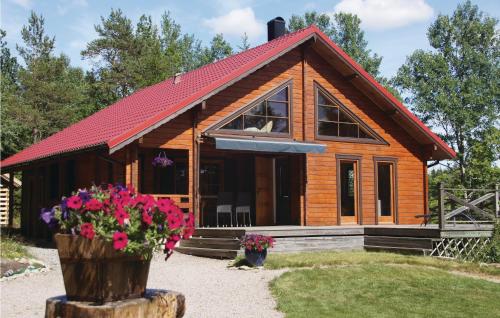 a small wooden cabin with a red roof at 3 Bedroom Stunning Home In Färgelanda in Muberg