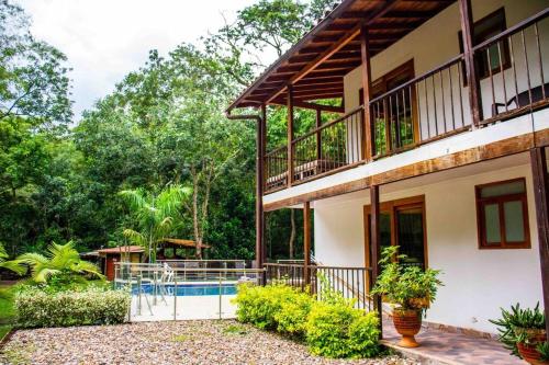 a house with a swimming pool in front of it at Hermosa CasaQuinta Con Piscina Privada. in Villeta
