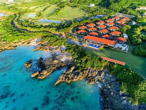 una vista aerea di un resort vicino all'oceano di Allamanda Imgya Coral Village a Miyakojima