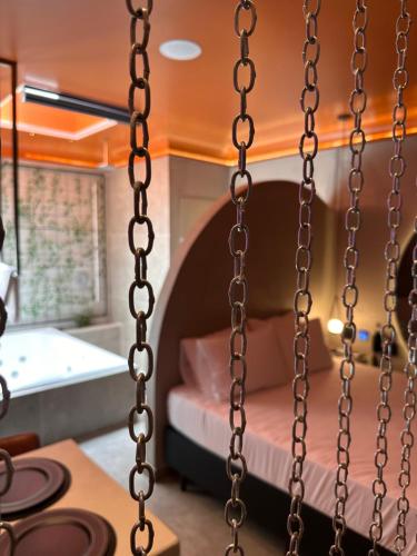 a swing in a room with a bed and a tub at Yolo Motel in Brasilia