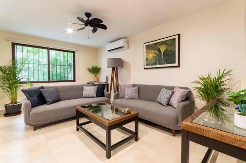 a living room with a couch and a table at Departamento Céntrico y Moderno en Cancún. in Cancún