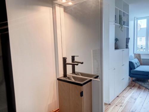 Televízia a/alebo spoločenská miestnosť v ubytovaní Appartement rénové, 1 chambre, 300m de la gare, près du centre de Granville - FR-1-361-479