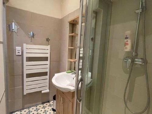Fotografia z galérie ubytovania Studio spacieux 2** avec coin nuit séparé, hyper-centre Aix-les-Bains, proche commodités et thermes - FR-1-555-89 v destinácii Aix-les-Bains