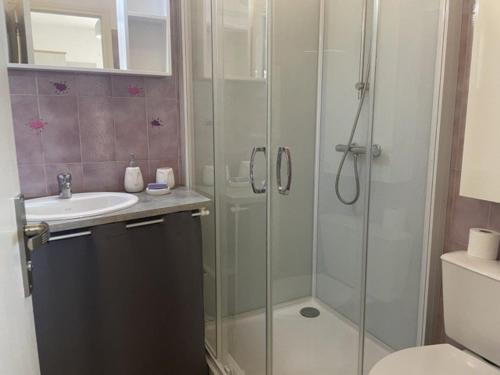 une salle de bain avec douche et lavabo dans l'établissement Charmant T2 climatisé proche plage avec balcon - 4 couchages, Port de Saint Pierre La Mer - FR-1-229D-119, à Fleury