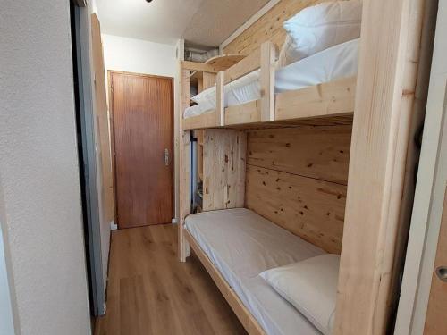 a bedroom with two bunk beds in a room at Studio Villard-de-Lans, 1 pièce, 4 personnes - FR-1-515-168 in Villard-de-Lans