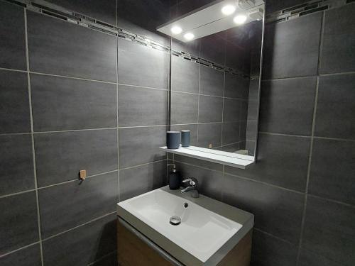 y baño con lavabo y espejo. en Studio Villard-de-Lans, 1 pièce, 4 personnes - FR-1-515-168 en Villard-de-Lans