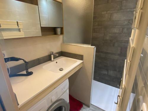 Kúpeľňa v ubytovaní Studio cosy à Châtel avec terrasse et accès Multi Pass! - FR-1-693-96