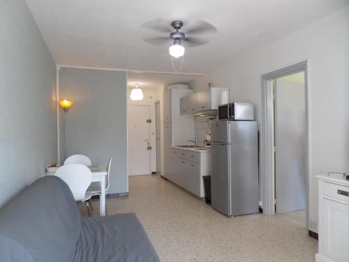 Charmant 2 pièces rénové proche plage avec loggia vitrée, TV, local vélos et parking - FR-1-715-66