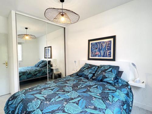 Postel nebo postele na pokoji v ubytování Bel Appartement T3 avec Vue sur la Dent du Chat et Garage Privé - FR-1-555-88