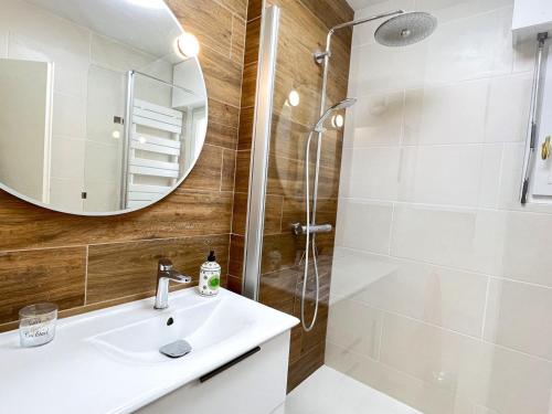 Koupelna v ubytování Bel Appartement T3 avec Vue sur la Dent du Chat et Garage Privé - FR-1-555-88