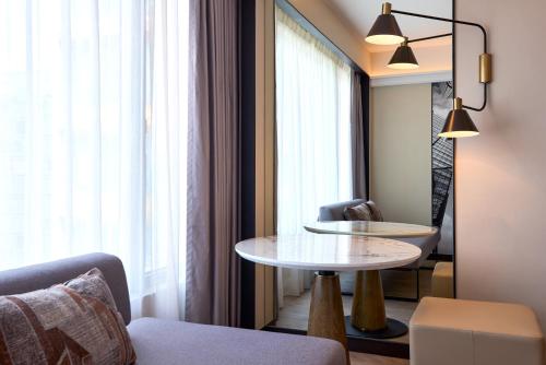 - un salon avec une table et une chaise dans l'établissement Sheraton Hong Kong Hotel & Towers, à Hong Kong