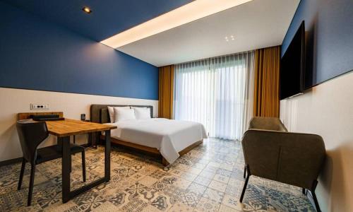 Postel nebo postele na pokoji v ubytování Anseong Nomad Hotel