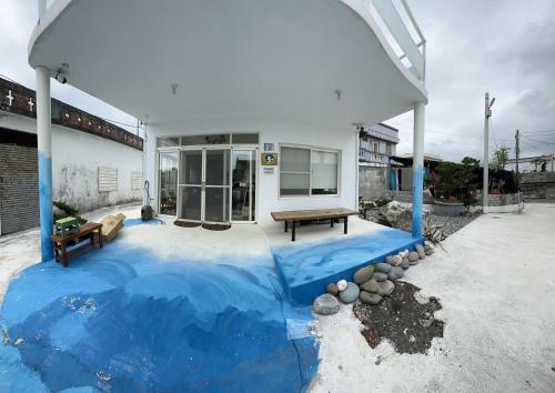 a house with a blue painting on the front of it at 鰆居Chun House 三仙台 in Chenggong