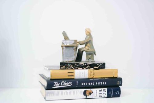una pila de libros con una estatua encima en New York Suite at The Loop at Limketkai en Cagayán de Oro