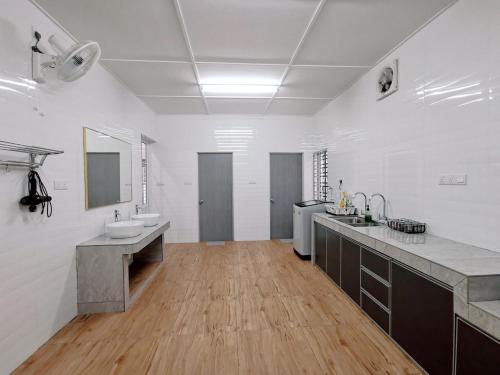a large white bathroom with two sinks and a counter at Stay Inn Sikamat (Seremban Homestay) in Seremban