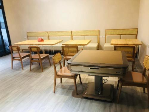 um restaurante com mesas e um computador portátil numa mesa em 淳夏文旅民宿 第1310號 em Ch'ao-yang